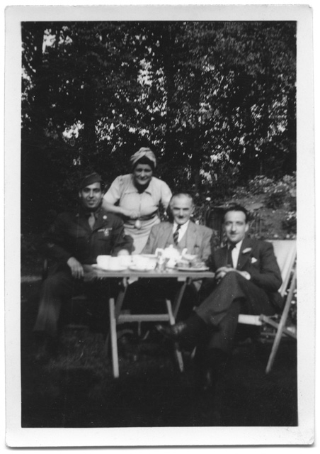 Gruppo in posa in giardino