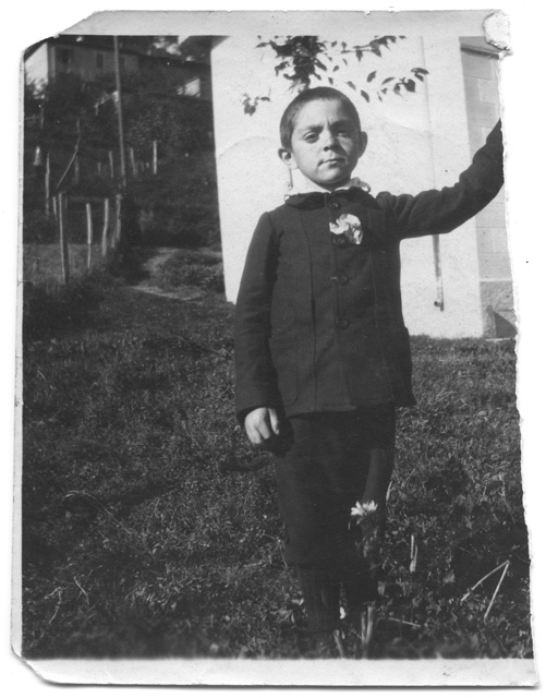 Arnoldo Moresi in posa in un prato a Signôra