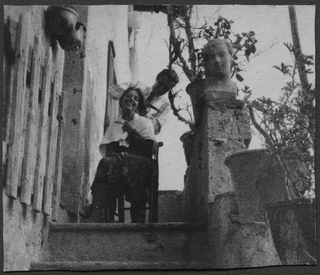 Mario Bernasconi taglia i capelli alla moglie Irma