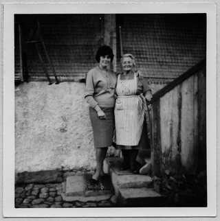 Maria Storni in posa con una donna anziana