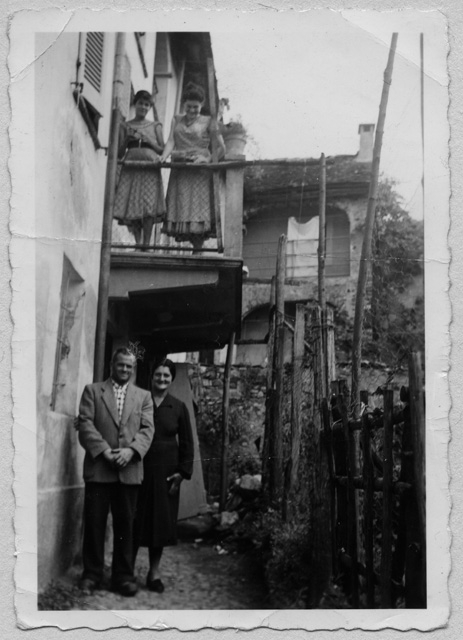 Coniugi Giovanni e Emma Storni in posa con le figlie a Sala Capriasca