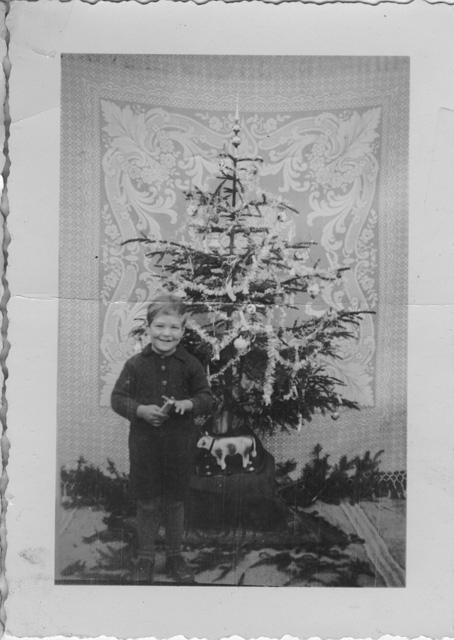 Renato Lucca davanti all'albero di Natale