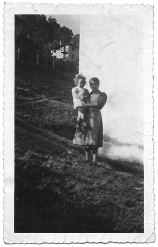 Ragazza con bambina in braccio a Signôra