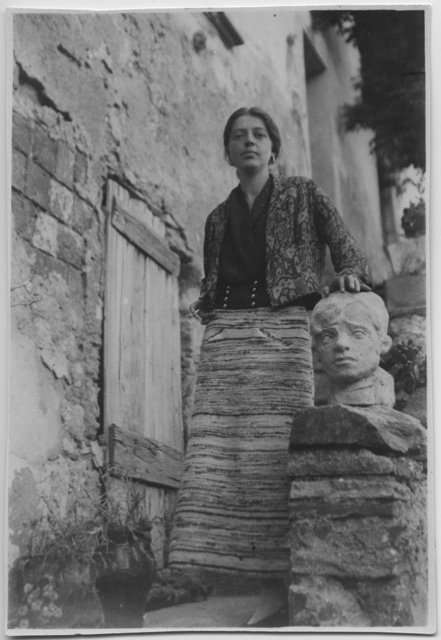 Irma Bernasconi Pannes davanti alla propria casa