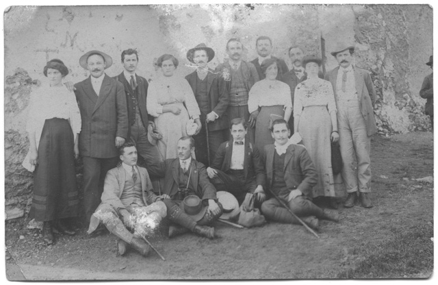 Gruppo in posa a San Lucio per la festa di San Rocco