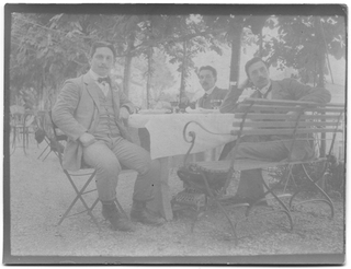 Tre uomini attorno ad un tavolo