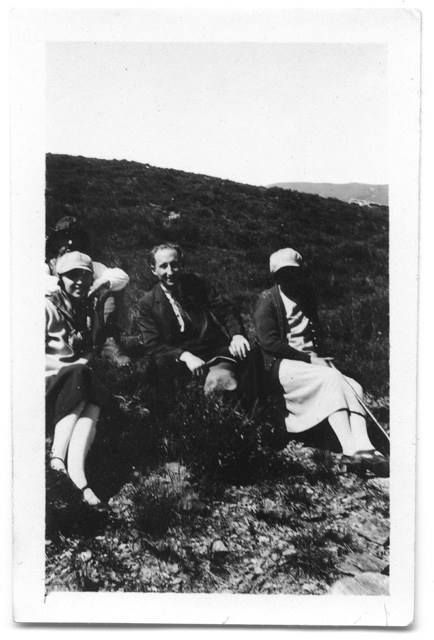 Gruppo in posa sopra a un prato