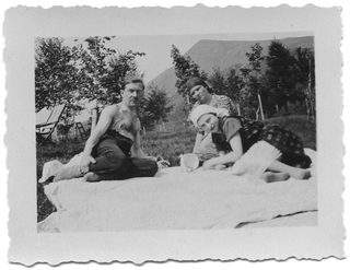 Gruppo in posa sopra a un prato