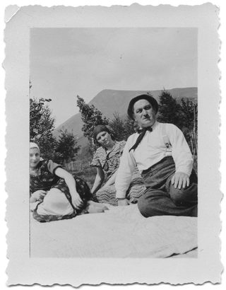 Piero Antonini sopra a un prato con due donne