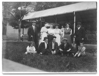 Gruppo al cinematografo Flora a Tesserete