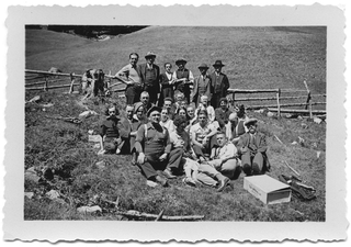 Gruppo in posa su prato ai monti