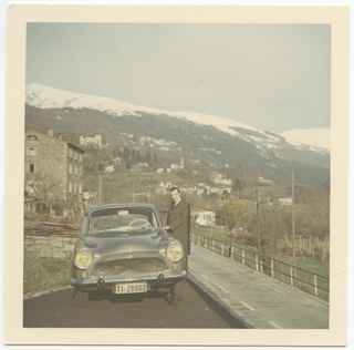 Remo Canonica accanto ad un'automobile a Lugaggia