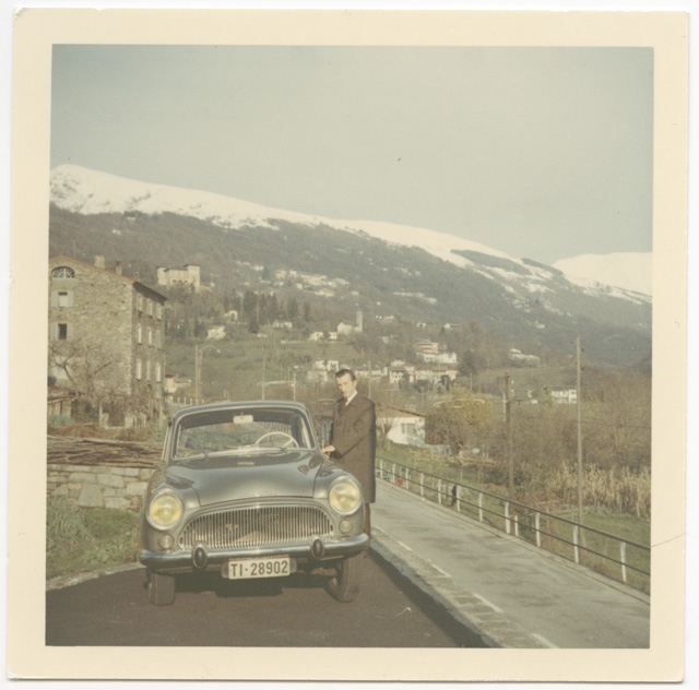 Remo Canonica accanto ad un'automobile a Lugaggia