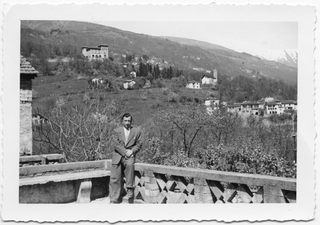 Remo Canonica in posa in balcone a Lugaggia