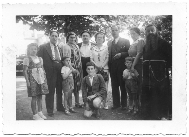 Gruppo in posa con un frate a Bigorio