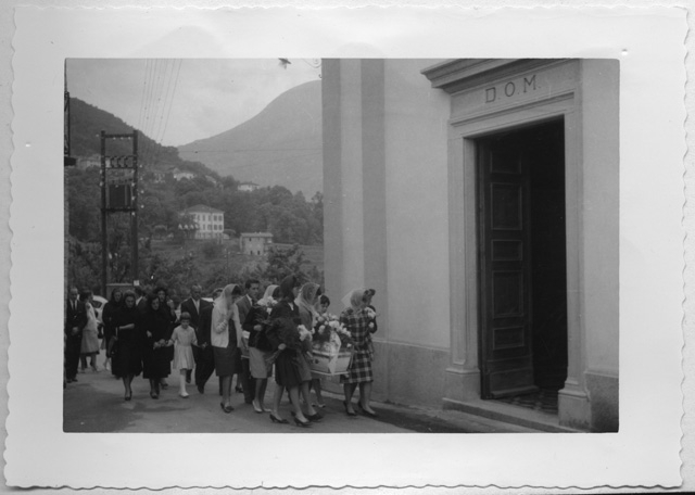 Arrivo alla chiesa di Sala della bara di Silvana Storni