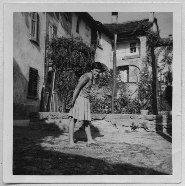 Nelly Storni mentre trasporta un carico di fieno