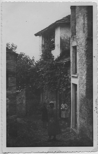 Donne davanti alla casa di Mario Bernasconi