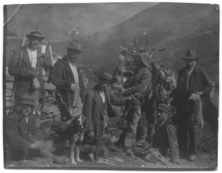 Cacciatori in posa con lepri