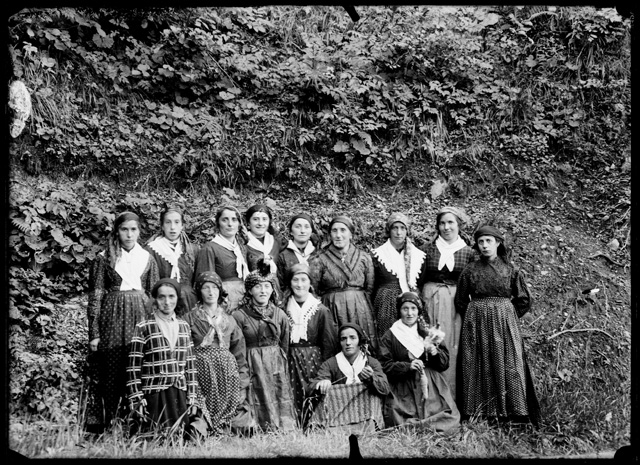 Donne in costumi tipici di Cimadera