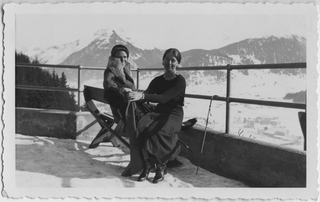 Irma Bernasconi Pannes con un'amica a Davos