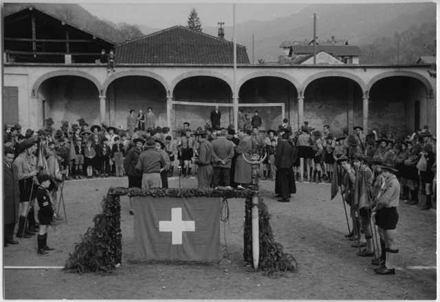 Giuramento degli esploratori al campo di calcio