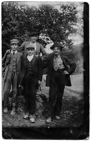 Quattro ragazzi in posa