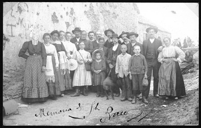 Gruppo in posa a San Lucio alla festa di San Rocco