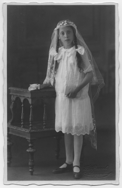 Bambina in posa in occasione della Prima Comunione