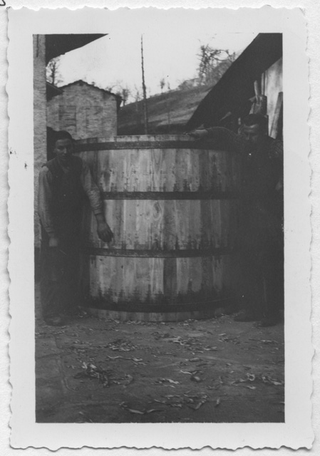 Falegnami in posa davanti ad un tino per il vino