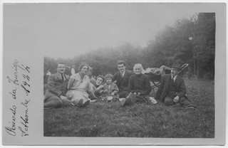 Purissima Morosoli in posa con famiglia sopra a un prato
