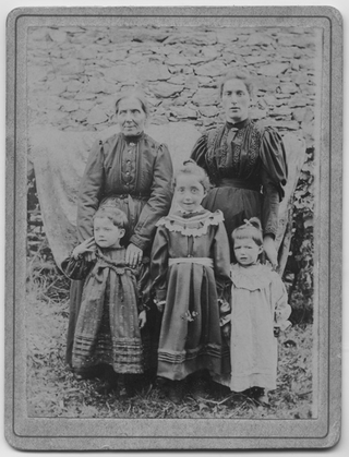 Teresa Airoldi e Marietta Quadri in posa con tre bambine