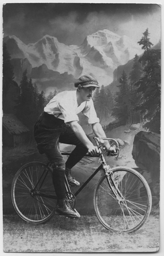 Pierre Airoldi in posa in bicicletta