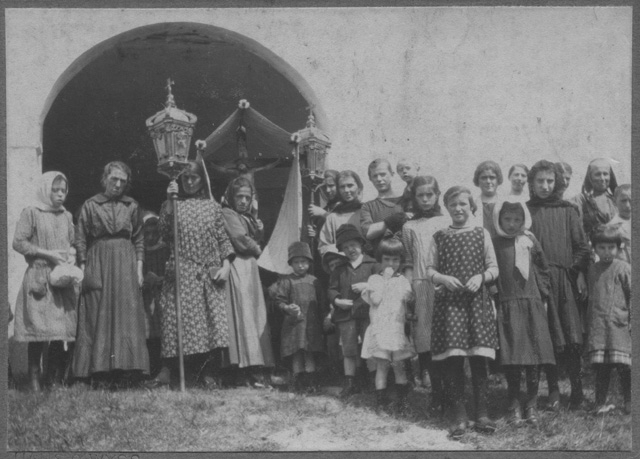 Donne in posa durante una processione