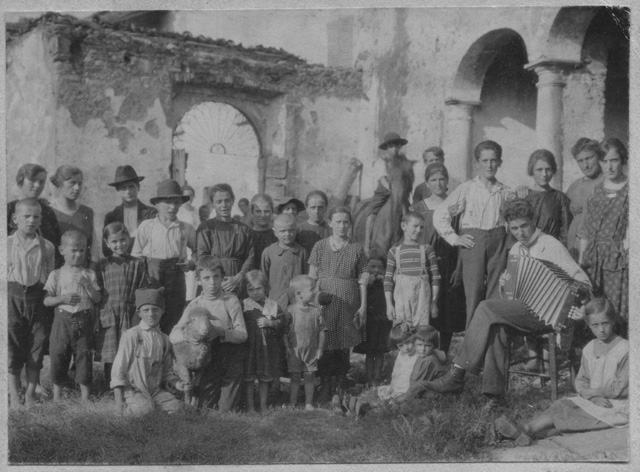 Gruppo con fisarmonica a Comano