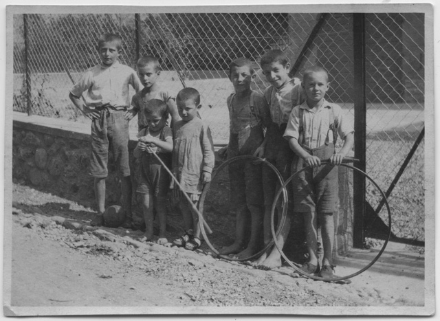 Bambini con il gioco del cerchio e bastone