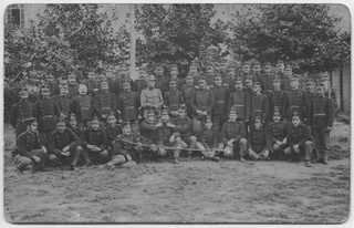 Compagnia di soldati in posa