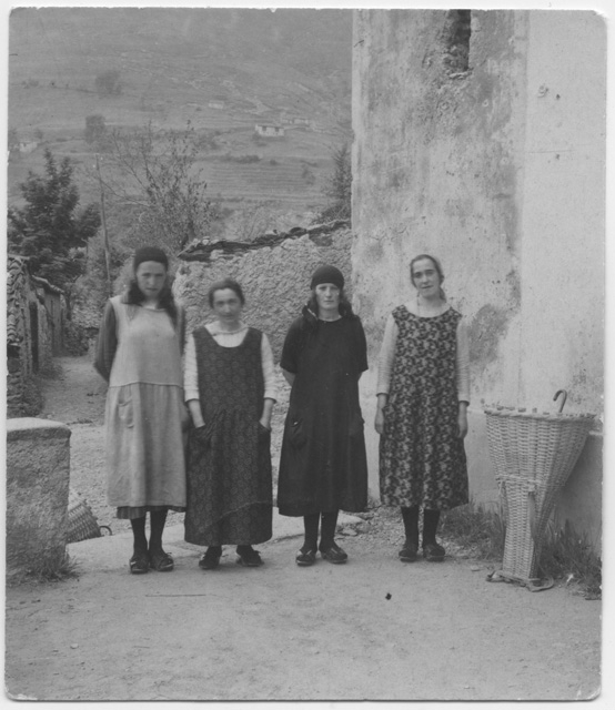 Donne in posa con una gerla