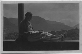 Mario Bernasconi mentre legge un libro