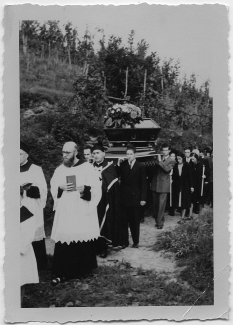 Corteo funebre a Comano