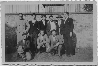 Ritratto di gruppo in piazza San Rocco a Comano