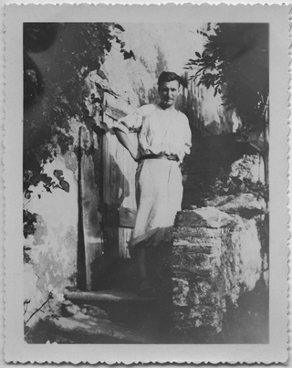 Mario Bernasconi sulla scalinata di casa