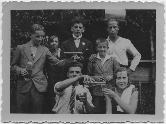 Ritratto di gruppo durante una sagra paesana