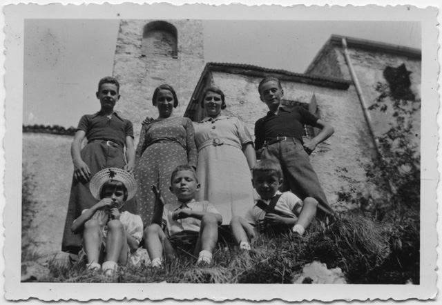 Gruppo davanti a una chiesa