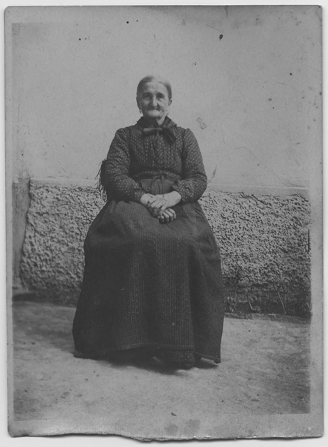 Donna anziana seduta