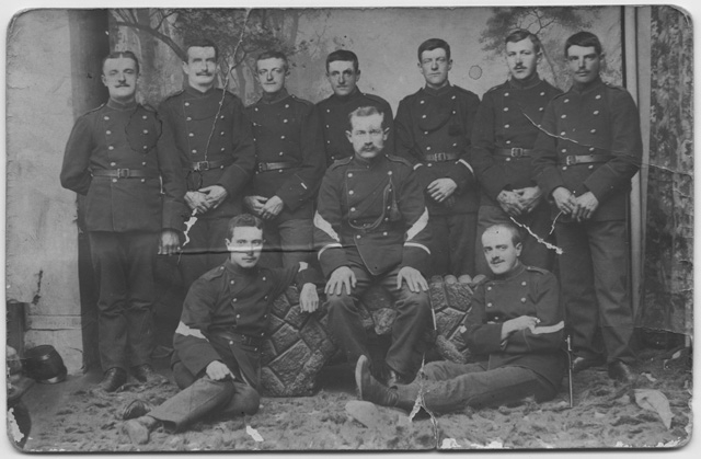 Gruppo di soldati in posa