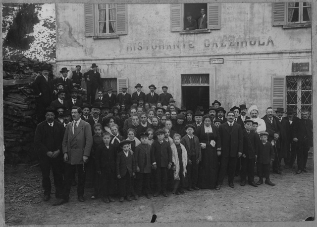 Ritratto di gruppo davanti al ristorante Gazzirola