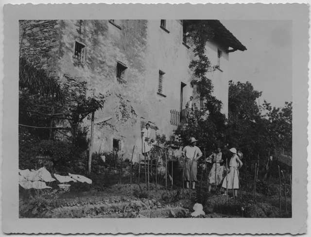 Mario e Irma Bernasconi in giardino con amici