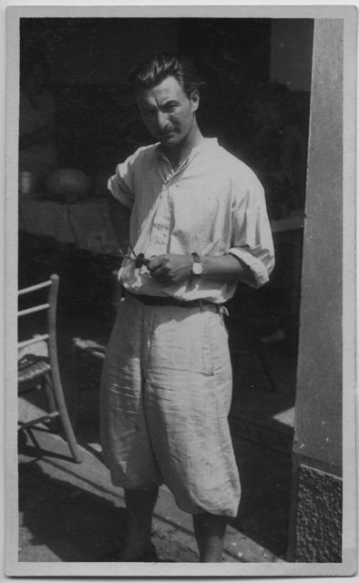 Mario Bernasconi davanti a un'abitazione