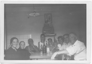 Famiglia Moresi attorno al tavolo di cucina